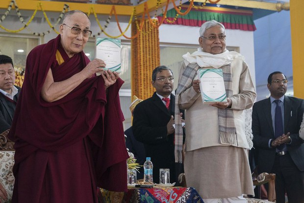 ༸གོང་ས་མཆོག་དང་བི་ཧཱར་མངའ་སྡེའི་སྤྱི་ཁྱབ་བློན་ཆེན་ནས་དཔེ་དེབ་དུབ་འབྱེད་གནང་བ།