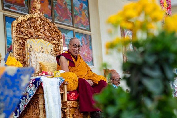 ༸གོང་ས་མཆོག་ལ་ལ་དྭགས་ནང་ཚོགས་དང་དགོན་ཚོགས་གཉིས་ནས་ཐུགས་རྗེ་ལེགས་འབུལ་གྱི་གུང་ཚིགས་འདེགས་འབུལ་ཞུས་པ།