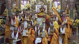  ༧གོང་ས་མཆོག་ནས་དགེ་འདུན་པ་ཁག་ལ་བསྙེན་རྫོགས་ཀྱི་སྡོམ་པ་སྩོལ་བཞིན་པ།