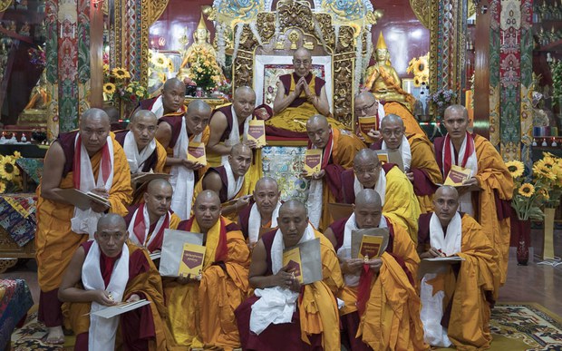 ༧གོང་ས་མཆོག་ནས་དགེ་འདུན་པ་ཁག་ལ་བསྙེན་རྫོགས་ཀྱི་སྡོམ་པ་སྩོལ་བཞིན་པ། ༧གོང་ས་མཆོག་ནས་དགེ་འདུན་པ་ཁག་ལ་བསྙེན་རྫོགས་ཀྱི་སྡོམ་པ་སྩོལ་བཞིན་པ།