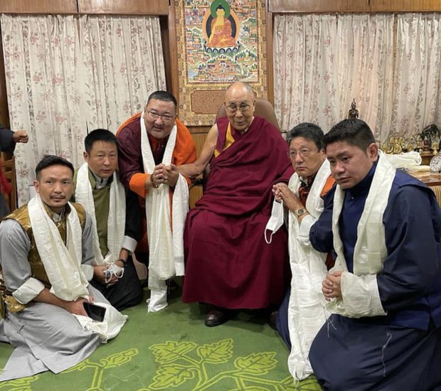 ༸གོང་ས་མཆོག་མ་འོངས་འབྲས་ལྗོངས་སུ་ཆིབས་སྒྱུར་བསྐྱང་རྒྱུའི་གསོལ་འདེབས་ཞུས་ཡོད་པ།
