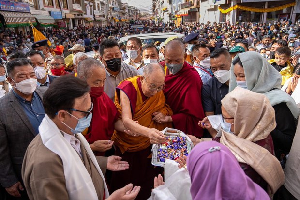 སྤྱི་ནོར་༧གོང་ས་༧སྐྱབས་མགོན་ཆེན་པོ་མཆོག་ལ་དྭགས་གླེ་རུ་ཡོད་པའི་ཇོ་ཁང་དང་ཡེ་ཤུའི་ལྷ་ཁང་། ཁ་ཆེའི་ཕྱག་ཁང་བཅས་ལ་ཆིབས་བསྒྱུར་གནང་ཡོད་པ།