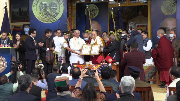༸གོང་ས་མཆོག་གི་རླབས་ཆེན་གྱི་མཛད་རྗེས་ཁག་ལ་ཆེས་བསྟོད་སླད་གྷན་དྷི་མན་ཌ་ལ་གསེར་གྱི་གཟེངས་རྟགས་འབུལ་བཞེས་མཛད་གནང་བ།