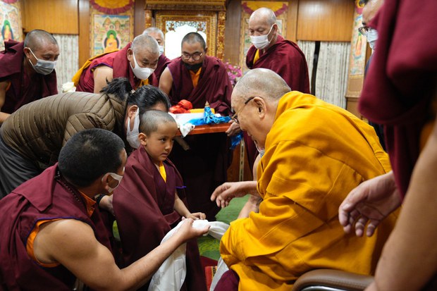 ༸གོང་ས་མཆོག་ནས་སྟག་ལུང་རྩེ་སྤྲུལ་རིན་པོ་ཆེའི་ཡང་སྲིད་ལ་མཇལ་ཁ་དང་སློབ་གཉེར་ཡག་པོ་གནང་དགོས་པའི་ལམ་སྟོན་སྩལ་བ།