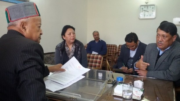 ནང་སྲིད་བཀའ་བློན་ཧི་མ་ཅཱལ་མངའ་སྡེའི་སྤྱི་ཁྱབ་བློན་ཆེན་སྐུ་ཞབས་སྐུ་ཞབས་ཝིར་བྷརྡརཱ་སིངག་དང་མཇལ་འཕྲད་སྐབས། ༢༠༡༤།༡༢།༩