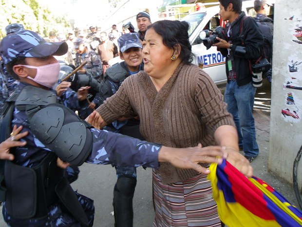 བལ་ཡུལ་དུ་བོད་མི་ཚོའི་བོད་དོན་ལས་འགུལ་ལ་རྒྱུན་དུ་མཉམ་ཞུགས་གནང་མཁན་ཨ་མ་གཡུ་ལོ་ལགས་ཀྱིས་༢༠༡༡ལོར་ངོ་རྒོལ་སྐད་འབོད་གནང་བཞིན་པ། ཁོ་མོ་༢༠༡༤།༤།༣༠ཉིན་ན་ཚའི་རྐྱེན་པས་སྐུ་གྲོངས་ཡོད་འདུག བལ་ཡུལ་དུ་བོད་མི་ཚོའི་བོད་དོན་ལས་འགུལ་ལ་རྒྱུན་དུ་མཉམ་ཞུགས་གནང་མཁན་ཨ་མ་གཡུ་ལོ་ལགས་ཀྱིས་༢༠༡༡ལོར་ངོ་རྒོལ་སྐད་འབོད་གནང་བཞིན་པ། ཁོ་མོ་༢༠༡༤།༤།༣༠ཉིན་ན་ཚའི་རྐྱེན་པས་སྐུ་གྲོངས་ཡོད་འདུག