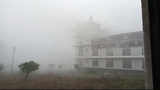 རྒྱ་གར་ལྷོ་ཕྱོགས་མོན་གྷོ་འདོད་རྒུ་གླིང་བོད་མིའི་གཞིས་ཆགས་སུ་ཆར་རླུང་དྲག་པོ་བརྒྱབ་འདུག