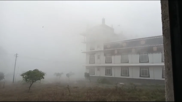 རྒྱ་གར་ལྷོ་ཕྱོགས་མོན་གྷོ་འདོད་རྒུ་གླིང་བོད་མིའི་གཞིས་ཆགས་སུ་ཆར་རླུང་དྲག་པོ་བརྒྱབ་འདུག རྒྱ་གར་ལྷོ་ཕྱོགས་མོན་གྷོ་འདོད་རྒུ་གླིང་བོད་མིའི་གཞིས་ཆགས་སུ་ཆར་རླུང་དྲག་པོ་བརྒྱབ་འདུག