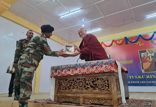 རྒྱ་གར་གྱི་མཐའ་མཚམས་དམག་མི་ཚོར་བོད་རིག་པའི་བསླབ་གཞི་སློབ་ཁྲིད་བྱེད་བཞིན་འདུག