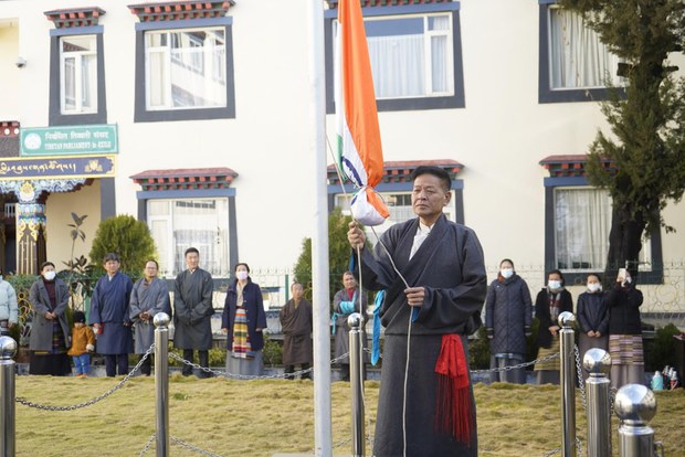 དབུས་བོད་མིའི་སྒྲིག་འཛུགས་ཀྱིས་རྒྱ་གར་རྒྱལ་ཁབ་ཀྱི་རྩ་ཁྲིམས་ལག་བསྟར་གྱི་ཉིན་མོ་སྲུང་བརྩི་ཞུས་སོང་། དབུས་བོད་མིའི་སྒྲིག་འཛུགས་ཀྱིས་རྒྱ་གར་རྒྱལ་ཁབ་ཀྱི་རྩ་ཁྲིམས་ལག་བསྟར་གྱི་ཉིན་མོ་སྲུང་བརྩི་ཞུས་སོང་།