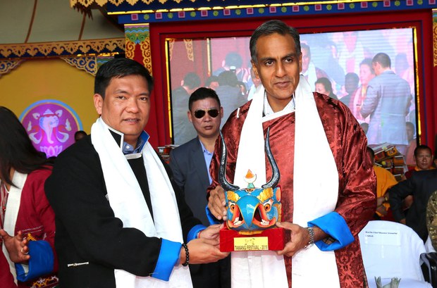 ཨ་རུ་ན་ཅལ་མངའ་སྡེའི་སྤྱི་ཁྱབ་བློན་ཆེན་པད་མ་མཁའ་འགྲོ་མཆོག་དང་ཨ་རིའི་གཞུང་ཚབ་ཆེན་མོ། 2016/10/22