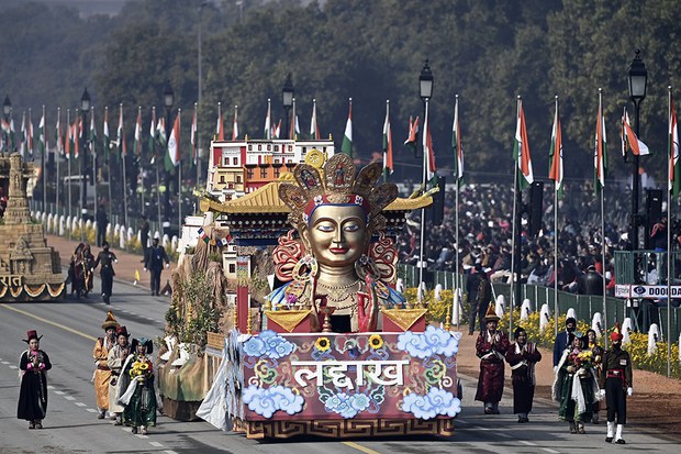 རྒྱ་ནག་ལ་ཁ་གཏད་གཅོག་པར་རྒྱ་གར་གྱི་དམག་མིས་བོད་ཀྱི་སྐད་ཡིག་དང་ལོ་རྒྱུས་གལ་ཆེན་དུ་མཐོང་བཞིན་པ།