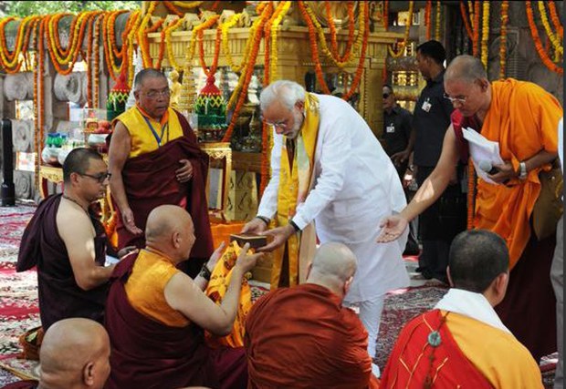 རྒྱ་གར་སྲིད་བློན་མོ་དྷི་མཆོག་གནས་མཆོག་རྡོ་རྗེ་གདན་དུ་ཕེབས་ཡོད་པ། རྒྱ་གར་སྲིད་བློན་མོ་དྷི་མཆོག་གནས་མཆོག་རྡོ་རྗེ་གདན་དུ་ཕེབས་ཡོད་པ།