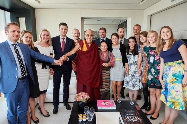 ༧གོང་ས་མཆོག་དང་ཡོ་རོབ་གྲོས་ཚོགས་ཀྱི་འཐུས་མིའི་ལས་རོགས་ཁག་གཅིག་མཇལ་འཕྲད་སྐབས། ༢༠༡༦