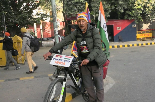 འཇམ་དབྱངས་བསྟན་འཛིན་ལགས་ཀྱི་མོན་རྟ་དབང་ནས་རྒྱལ་ས་ལྡི་ལི་བར་བོད་དོན་རྐང་འཁོར་སྐོར་སྐྱོད་ཀྱི་ལས་འགུལ་མཇུག་སྒྲིལ།