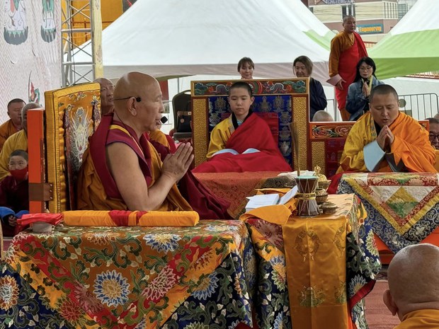 ༧སྐུ་བཅར་རྣམ་རྒྱལ་གྲྭ་ཚང་གི་མཁན་ཟུར་བྱ་དོ་རིན་པོ་ཆེ་མཆོག་གིས་སོག་ཡུལ་གྱི་རྒྱལ་ས་ཨུ་ལན་བྷ་དྷར་ནང་དཔལ་དུས་ཀྱི་འཁོར་ལོའི་དབང་ཆེན་གྱི་ཆོ་ག་སྒྲུབ་བཞིན་པ།