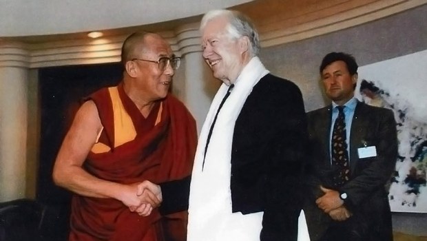 ༸གོང་ས་མཆོག་གིས་ཨ་རིའི་སྲིད་འཛིན་ཟུར་པ་ཇི་མི་ཁཱ་ཊར་མཆོག་དགུང་གྲངས་བརྒྱར་ཕེབས་པར་འཚམས་འདྲིའི་གསུང་འཕྲིན་སྩལ་གནང་མཛད་འདུག
