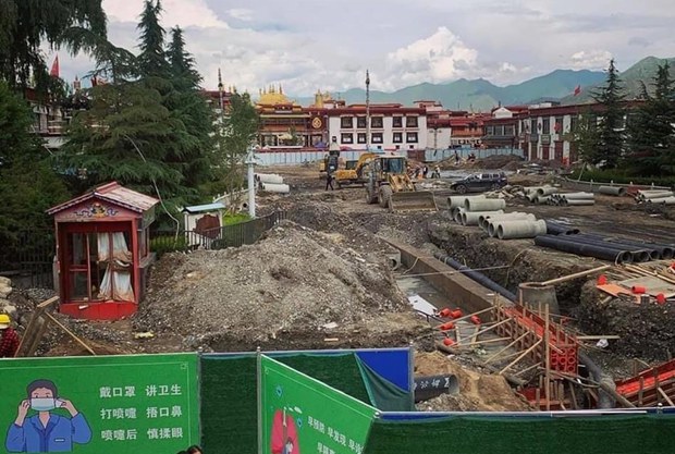 ལྷ་སའི་གཙུག་ལག་ཁང་གི་མདུན། ༢༠༢༠།༧