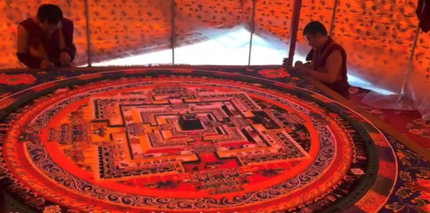 མདོ་སྨད་མང་རྫོང་དུ་དུས་འཁོར་དབང་ཆེན་གནང་རྒྱུ་བཀག་འགོག་གིས་རྡུལ་མཚོན་དཀྱིལ་འཁོར་གཏོར་འདུག