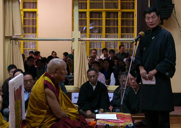 གཞུང་འབྲེལ་གདུང་སེམས་མཉམ་སྐྱེའི་མཆོད་འབུལ་སྨོན་ལམ་སྐབས་སྲིད་སྐྱོང་གིད་གཏམ་བཤད་གནང་བཞིན་པ། ༢༠༡༤།༩།༢༤ གཞུང་འབྲེལ་གདུང་སེམས་མཉམ་སྐྱེའི་མཆོད་འབུལ་སྨོན་ལམ་སྐབས་སྲིད་སྐྱོང་གིད་གཏམ་བཤད་གནང་བཞིན་པ། ༢༠༡༤།༩།༢༤