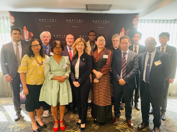 བཀའ་བློན་ནོར་འཛིན་སྒྲོལ་མ་ལགས་ཀྱིས་ནིའུ་ཛི་ལན་ཌའི་ནང་གཞུང་དོན་འཚམས་གཟིགས་གནང་བཞིན་འདུག