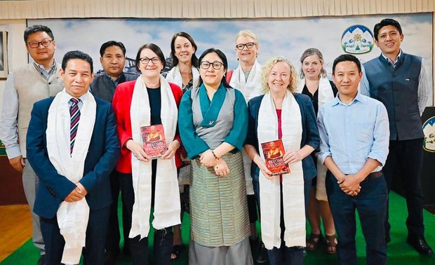 ཕྱི་དྲིལ་བཀའ་བློན་ནོར་འཛིན་སྒྲོལ་མ་ལགས་ཀྱིས་ཨོསི་ཊརེ་ལི་ཡའི་ནང་གཞུང་འབྲེལ་འཚམས་གཟིགས་གནང་བཞིན་འདུག ཕྱི་དྲིལ་བཀའ་བློན་ནོར་འཛིན་སྒྲོལ་མ་ལགས་ཀྱིས་ཨོསི་ཊརེ་ལི་ཡའི་ནང་གཞུང་འབྲེལ་འཚམས་གཟིགས་གནང་བཞིན་འདུག