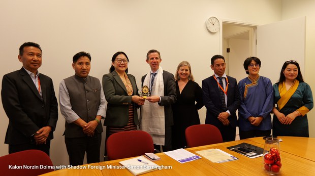 ཕྱི་དྲིལ་བཀའ་བློན་ནོར་འཛིན་སྒྲོལ་མ་ལགས་ཀྱིས་ཨོསི་ཊརེ་ལི་ཡའི་གྲོས་ཚོགས་འཐུས་མི་སོགས་གནད་ཡོད་མི་སྣ་དང་མཇལ་མོལ་གནང་འདུག