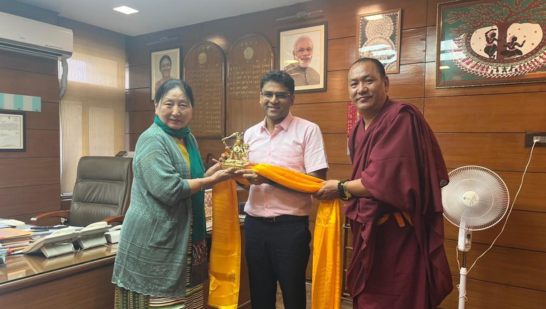 Education-Kalon-presenting-Manjushri-statue-to-CBSE-Secretary-Shri-Himanshu-Gupta.jpeg Education-Kalon-presenting-Manjushri-statue-to-CBSE-Secretary-Shri-Himanshu-Gupta.jpeg