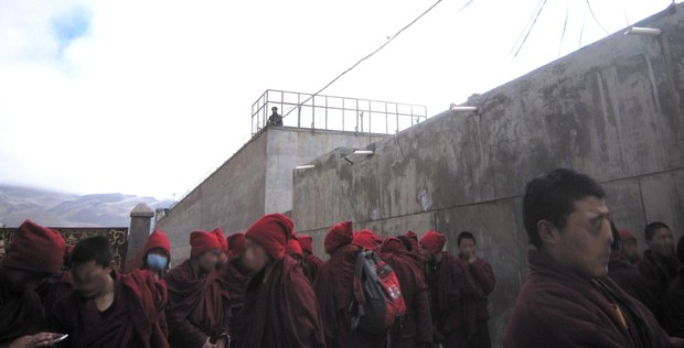 ནང་ཆེན་རྫོང་གི་བཙོན་ཀང་མདུན་སེར་སྐྱ་བོད་མི་ཚོས་ངག་བཅད་ངོ་རྒོལ་བྱེད་བཞིན་པ། 