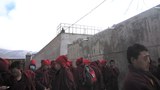ནང་ཆེན་རྫོང་གི་བཙོན་ཀང་མདུན་སེར་སྐྱ་བོད་མི་ཚོས་ངག་བཅད་ངོ་རྒོལ་བྱེད་བཞིན་པ། 