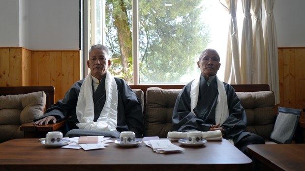 བོད་མིའི་སྒྲིག་འཛུགས་ཀྱི་ལས་བྱེད་འདེམས་ལྷན་ཁང་གི་ཚོགས་གཙོ་དང་རྩིས་ཞིབ་ལས་ཁང་གི་སྤྱི་ཁྱབ་རྩིས་ཞིབ་པ་གཉིས་ནས་ལས་འཁུར་དམ་འབུལ་ཞུས་པ།