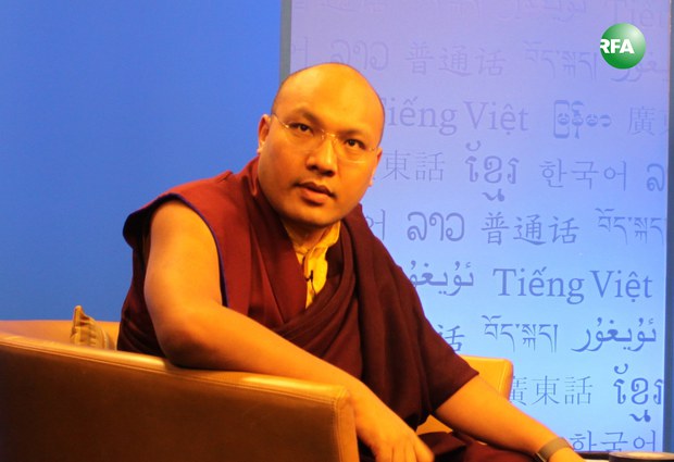ཀརྨ་པ་སྐུ་ཕྲེང་བཅུ་བདུན་པ་ཨོ་རྒྱན་འཕྲིན་ལས་རྡོ་རྗེ་མཆོག་འདི་ག་རླུང་འཕྲིན་ཁང་དུ་ཕེབས་སྐབས། ༢༠༡༥།༤།༡༥ ཀརྨ་པ་སྐུ་ཕྲེང་བཅུ་བདུན་པ་ཨོ་རྒྱན་འཕྲིན་ལས་རྡོ་རྗེ་མཆོག་འདི་ག་རླུང་འཕྲིན་ཁང་དུ་ཕེབས་སྐབས། ༢༠༡༥།༤།༡༥