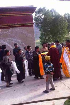 གར་ཕྲུག་རྡོ་རྗེ་བཙོན་བཀྲོལ་ཐོབ་པར་དགའ་བསུ་བྱེད་བཞིན་པ། ༢༠༡༤།༥།༢༤