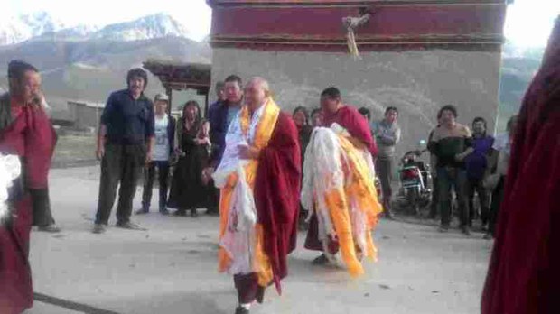 གར་ཕྲུག་རྡོ་རྗེ་བཙོན་བཀྲོལ་ཐོབ་པར་དགའ་བསུ་བྱེད་བཞིན་པ། ༢༠༡༤།༥།༢༤