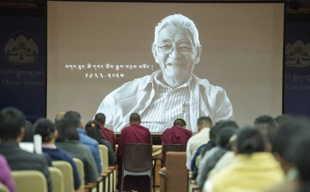 བོད་མིའི་སྒྲིག་འཛུགས་ཀྱི་ཕྱི་དྲིལ་བཀའ་བློན་ཟུར་པ་བཀྲས་མཐོང་ཚེ་དབང་ཆོས་རྒྱལ་ལགས་དགོངས་པ་རྫོགས་ཡོད་འདུག