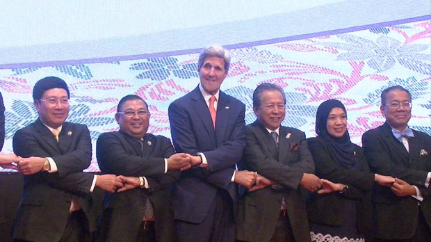 ཨ་རིའི་ཕྱི་སྲིད་དྲུང་ཆེ་John Kerryམཆོག་ལྷོ་ཤར་ཨེ་ཤེ་ཡའི་ཡུལ་གྲུའི་མཐུན་ཚོགས་ཀྱི་ཚོགས་ཆེན་སྐབས། ༢༠༡༥།༨།༥