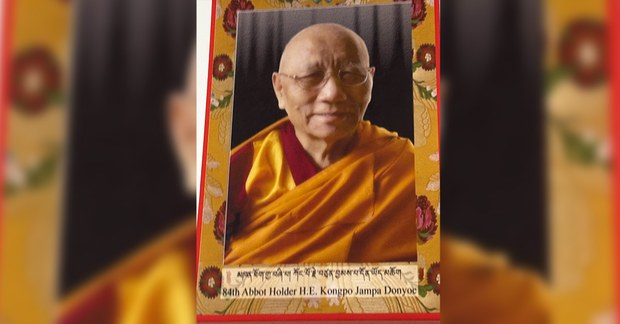 སེར་སྨད་ཀོང་པོ་མཁན་ཟུར་བྱམས་པ་དོན་ཡོད་མཆོག་དགུང་གྲངས་ ༡༠༡ ཐོག་དགོངས་པ་རྫོགས་ཏེ་ཉིན་གསུམ་གྱི་རྗེས་སུའང་སྐུ་གཟུགས་ཀྱི་གཟི་མདངས་མ་ཉམས་པར་བཞུགས་འདུག