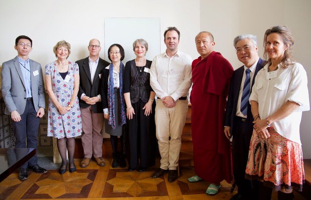 མཁྱེན་བརྩེ་རིན་པོ་ཆེའི་ཐེབས་རྩ་ནས་ཨོ་སི་ཁྲི་རཱ་ལི་ཡའི་སི་ཊི་ནཱི་གཙུག་ལག་སློབ་ཆེན་ལ་ཨོ་སྒོར་ས་ཡ་གསུམ་དང་འབུམ་ལྔའི་ཞལ་འདེབས་ཕུལ་ཡོད་པ། མཁྱེན་བརྩེ་རིན་པོ་ཆེའི་ཐེབས་རྩ་ནས་ཨོ་སི་ཁྲི་རཱ་ལི་ཡའི་སི་ཊི་ནཱི་གཙུག་ལག་སློབ་ཆེན་ལ་ཨོ་སྒོར་ས་ཡ་གསུམ་དང་འབུམ་ལྔའི་ཞལ་འདེབས་ཕུལ་ཡོད་པ།