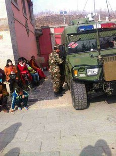རྗེ་སྐུ་འབུམ་གྱི་མེ་ཏོག་མཆོད་རྒྱན་སྐབས་དམག་མི་འབྱོར་བ། ༢༠༡༥།༣།༥