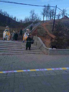 རྗེ་སྐུ་འབུམ་གྱི་མེ་ཏོག་མཆོད་རྒྱན་སྐབས་དམག་མི་འབྱོར་བ། ༢༠༡༥།༣།༥