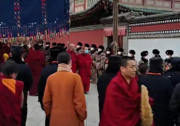 སྐུ་འབུམ་དགོན་པའི་མེ་ཏོག་མཆོད་པའི་སྐབས་དམག་མི་མང་པོ་འགྲེམས་འཇོག་བྱས་བར་ཨ་ཀྱཱ་རིན་པོ་ཆེ་ཡིས་བློ་ཚབས་གནང་བཞིན་འདུག སྐུ་འབུམ་དགོན་པའི་མེ་ཏོག་མཆོད་པའི་སྐབས་དམག་མི་མང་པོ་འགྲེམས་འཇོག་བྱས་བར་ཨ་ཀྱཱ་རིན་པོ་ཆེ་ཡིས་བློ་ཚབས་གནང་བཞིན་འདུག