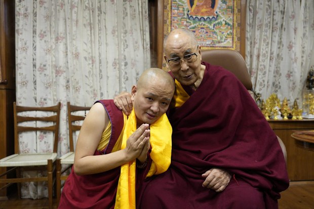 ༸གོང་ས་མཆོག་གིས་སོག་པོ་དང་ཨུ་རུ་སུའི་ཁུལ་དུ་འབྱུང་འགྱུར་བསྟན་པའི་བྱ་བ་སྒྲུབ་དགོས་ཞེས། ཀུན་བདེ་གླིང་རིན་པོ་ཆེར་བཀའ་སྩལ་བ། ༸གོང་ས་མཆོག་གིས་སོག་པོ་དང་ཨུ་རུ་སུའི་ཁུལ་དུ་འབྱུང་འགྱུར་བསྟན་པའི་བྱ་བ་སྒྲུབ་དགོས་ཞེས། ཀུན་བདེ་གླིང་རིན་པོ་ཆེར་བཀའ་སྩལ་བ།