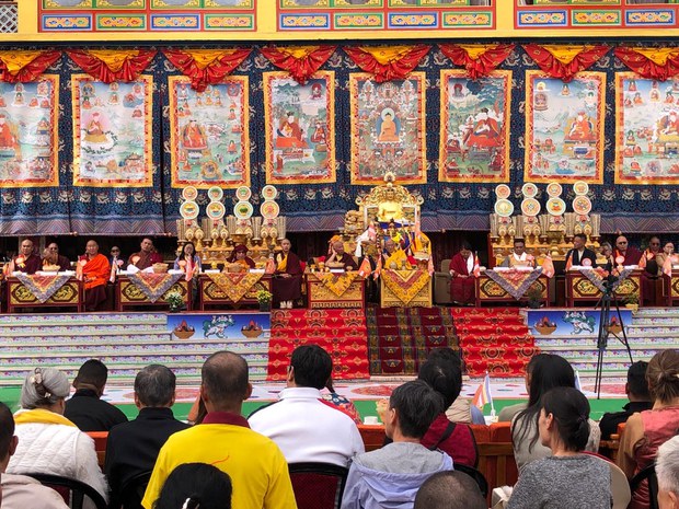 ལྷོ་འབྲས་ལྗོངས་སུ་རྟེན་གཞི་བྱས་པའི་གདན་ས་༸དཔལ་ཆེན་ཆོས་གླིང་དུ་སྐྱབས་མགོན་རྒྱལ་ཚབ་སྐུ་ཕྲེང་དང་པོ་དྲུང་གོོ་ཤྲཱི་དཔལ་འབྱོར་དོན་གྲུབ་སྐུ་འཁྲུངས་ནས་མི་ལོ་ ༦༠༠ འཁོར་བའི་རྟེན་འབྲེལ་མཛད་སྒོ་ཞིག་འཚོགས་ཡོད་པ། ལྷོ་འབྲས་ལྗོངས་སུ་རྟེན་གཞི་བྱས་པའི་གདན་ས་༸དཔལ་ཆེན་ཆོས་གླིང་དུ་སྐྱབས་མགོན་རྒྱལ་ཚབ་སྐུ་ཕྲེང་དང་པོ་དྲུང་གོོ་ཤྲཱི་དཔལ་འབྱོར་དོན་གྲུབ་སྐུ་འཁྲུངས་ནས་མི་ལོ་ ༦༠༠ འཁོར་བའི་རྟེན་འབྲེལ་མཛད་སྒོ་ཞིག་འཚོགས་ཡོད་པ།