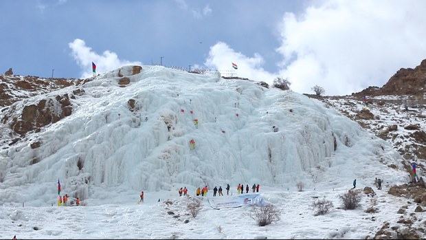 འཕགས་བོད་ས་མཚམས་ལ་དྭགས་སུ་འཁྱགས་རོམ་སྟེང་འཛེག་རྒྱུའི་འགྲན་བསྡུར་གནང་འདུག