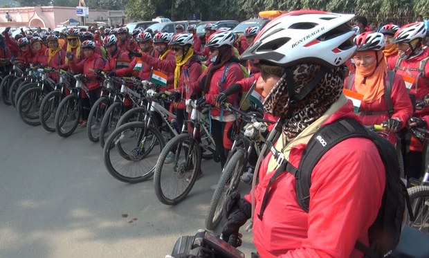 བཙུན་མ་ཚོས་རྐང་འཁོར་བཞོན་ནས་གནས་སྐོར་གནང་བཞིན་པ། ༢༠༡༥།༡༢