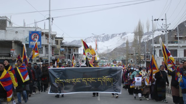 ལ་སྤྱི་བཀྲ་ཤིས་དོན་གྲུབ་ལགས་ཀྱིས། འཕགས་བོད་ས་མཚམས་ལ་དྭགས་སུ་གསུམ་བཅུའི་དུས་དྲན་སྲུང་བརྩི་ནི་གནད་འགག་ཅན་ཞིག་ཆགས་ཀྱི་ཡོད་པ་ནན་བརྗོད་གནང་འདུག