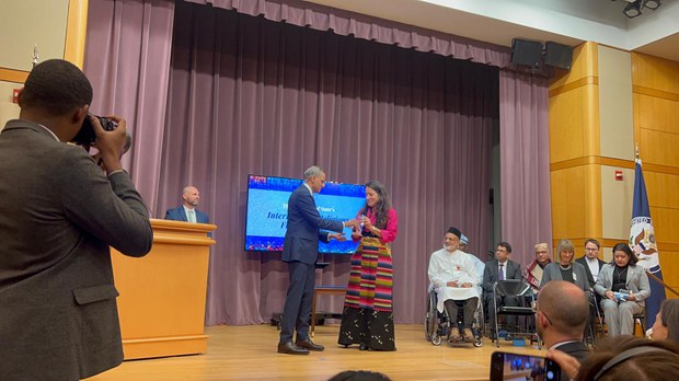 བཀྲས་མཐོང་ལྷ་སྒྲོན་ལགས་སུ་ཨ་རིའི་ཕྱི་སྲིད་ལས་ཁུངས་ཀྱི་རྒྱལ་སྤྱིའི་ཆོས་དད་རང་དབང་གི་བྱ་དགའ་ཐོབ་པ།