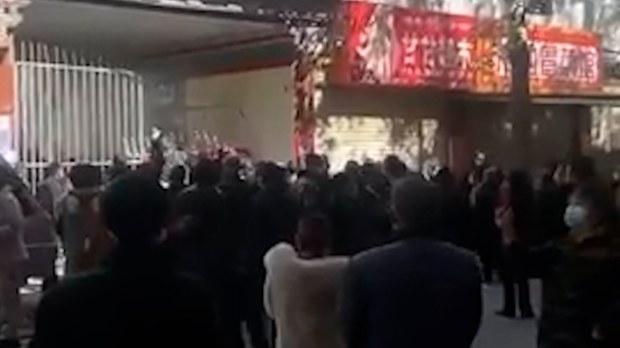 ལྷ་སའི་ཁྱིམ་སྡོད་བཀག་རྒྱ་དང་དམ་དྲག་བཀག་སྡོམ་ལ་ངོ་རྒོལ་མུ་མཐུད་དུ་བྱས་འདུག