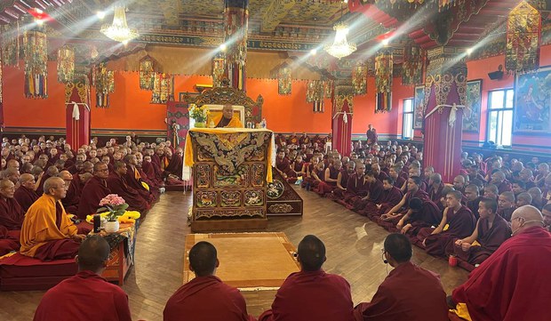 ཡོངས་འཛིན་གླིང་མཆོག་སྤྲུལ་རིན་པོ་ཆེ་མཆོག་གིས་བལ་ཡུལ་དུ་ཆོས་འབྲེལ་གནང་བཞིན་འདུག