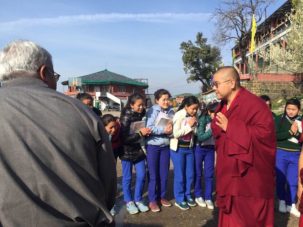 གླིང་མཆོག་སྤྲུལ་རིན་པོ་ཆེ་མཆོག་རྡ་སའི་བོད་ཕྲུག་ཁྱིམ་སྡེ་སློབ་གྲྭར་ཕེབས་སྐབས། ༢༠༡༦།༣།༡༡